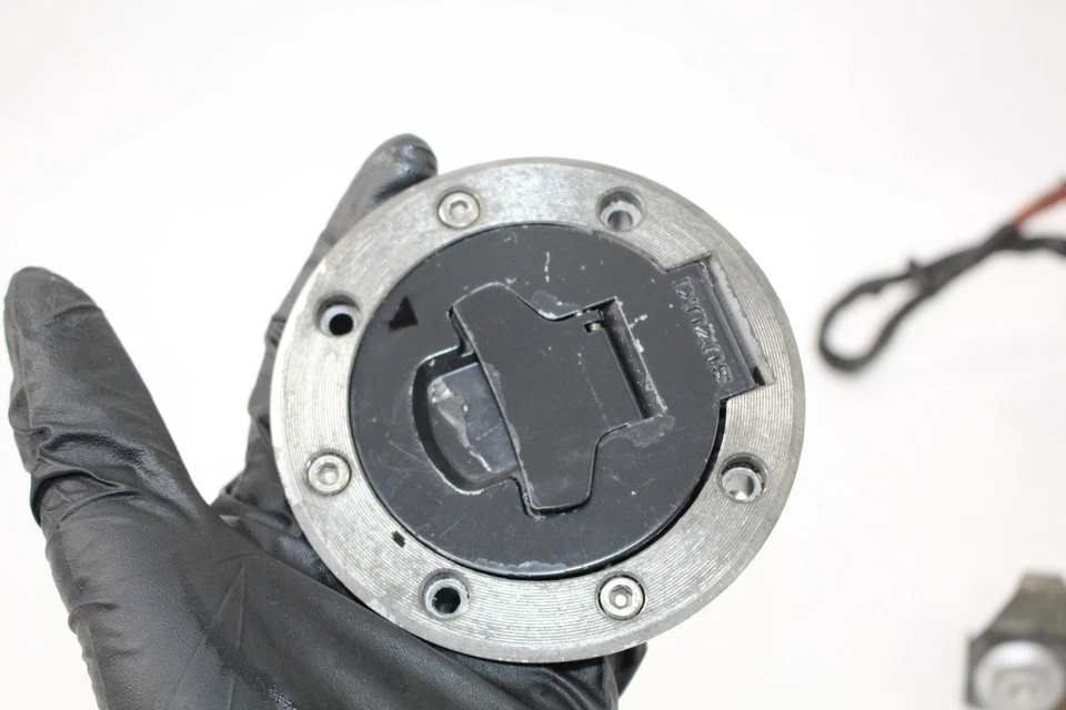 01-07 Suzuki Gsx1300R Hayabusa Busa trava de ignição tampa de gás conjunto de assento com chave - Imagem 2 de 4