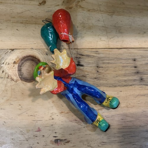 Statuina pagliaccio volante colorato con palloncini stravagante scultura arte popolare firmata - Foto 20 di 24