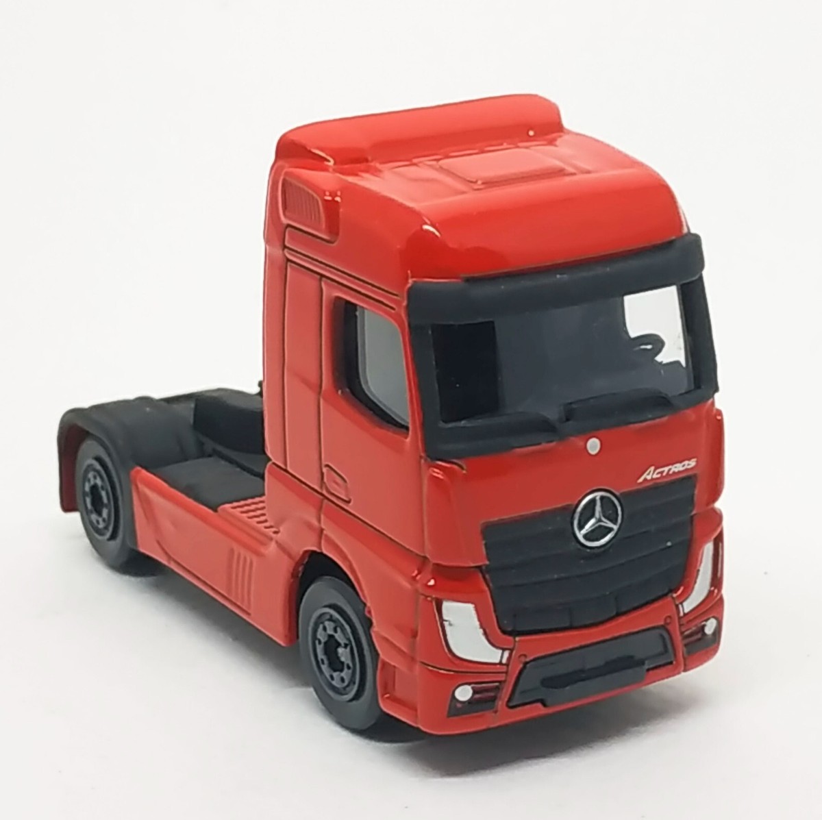 Mercedes-Benz Actros トラック 1/32スケール 非売品 Majorette Mercedes Benz Actros Truck Head Red 1/87 (2.5