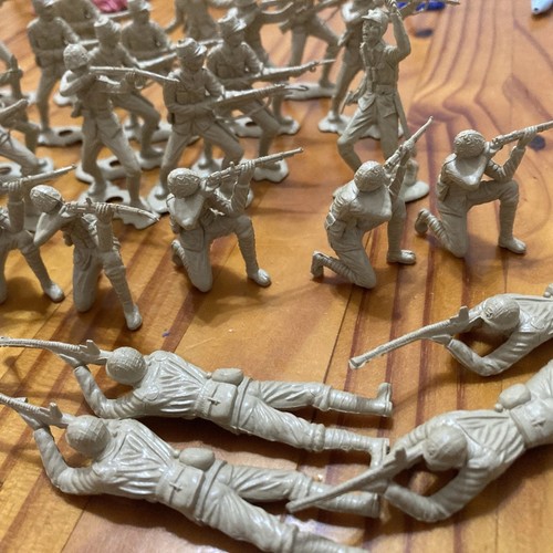 Vintage MPC Tan WWII Japanese Plastic Toy Soldiers, 2" Set Of 39 - Picture 3 of 13