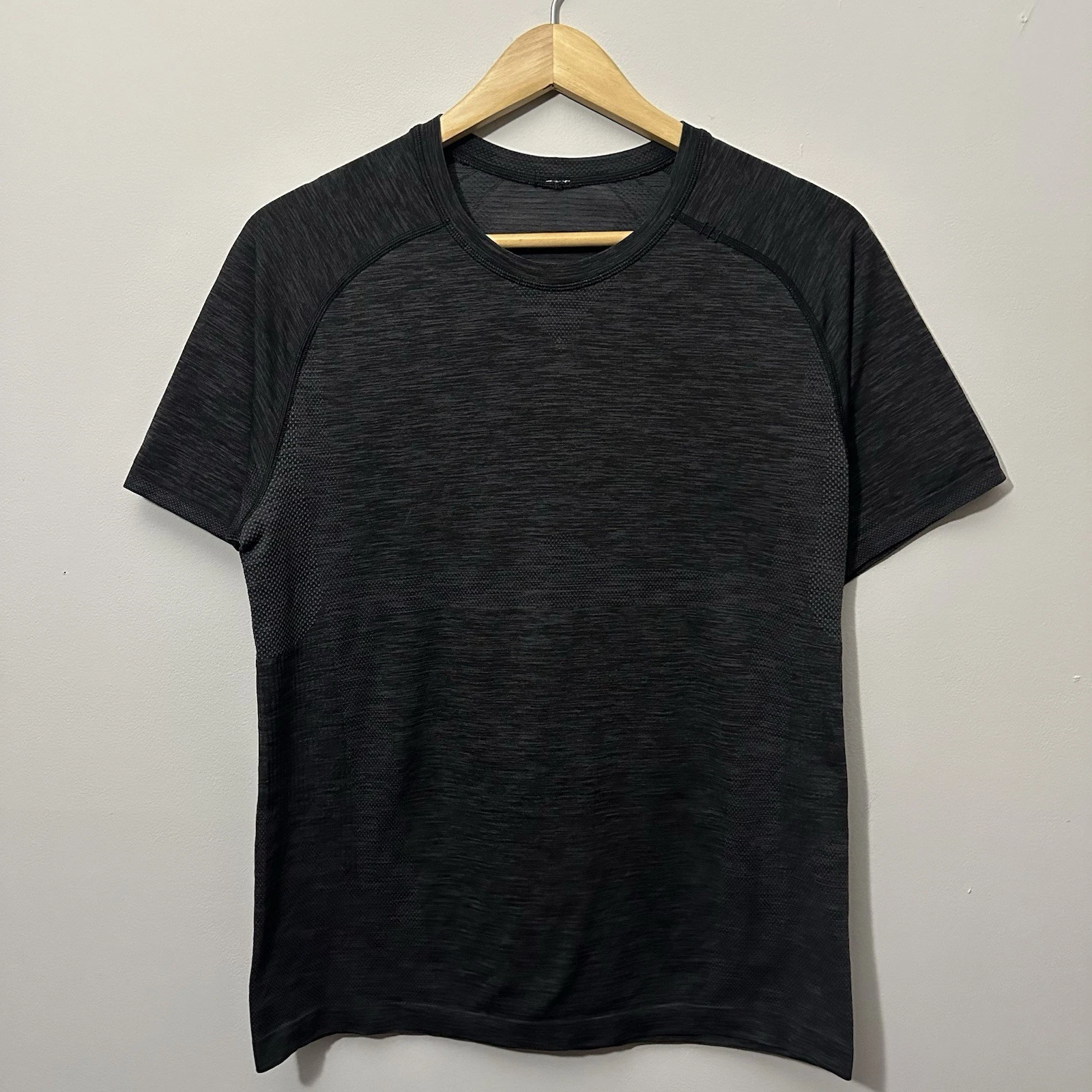 Lululemon Metal Vent Tech T Shirt Mens Size Medium Gray