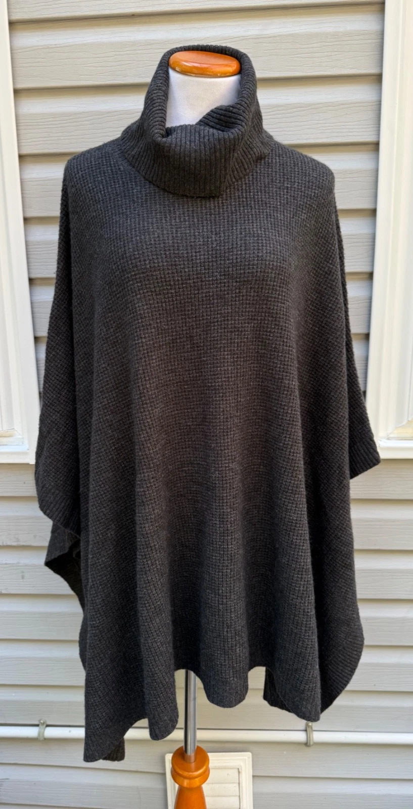 New HALOGEN DARK GRAY TURTLENECK KNIT CASHMERE WOOL BLEND PONCHO one size