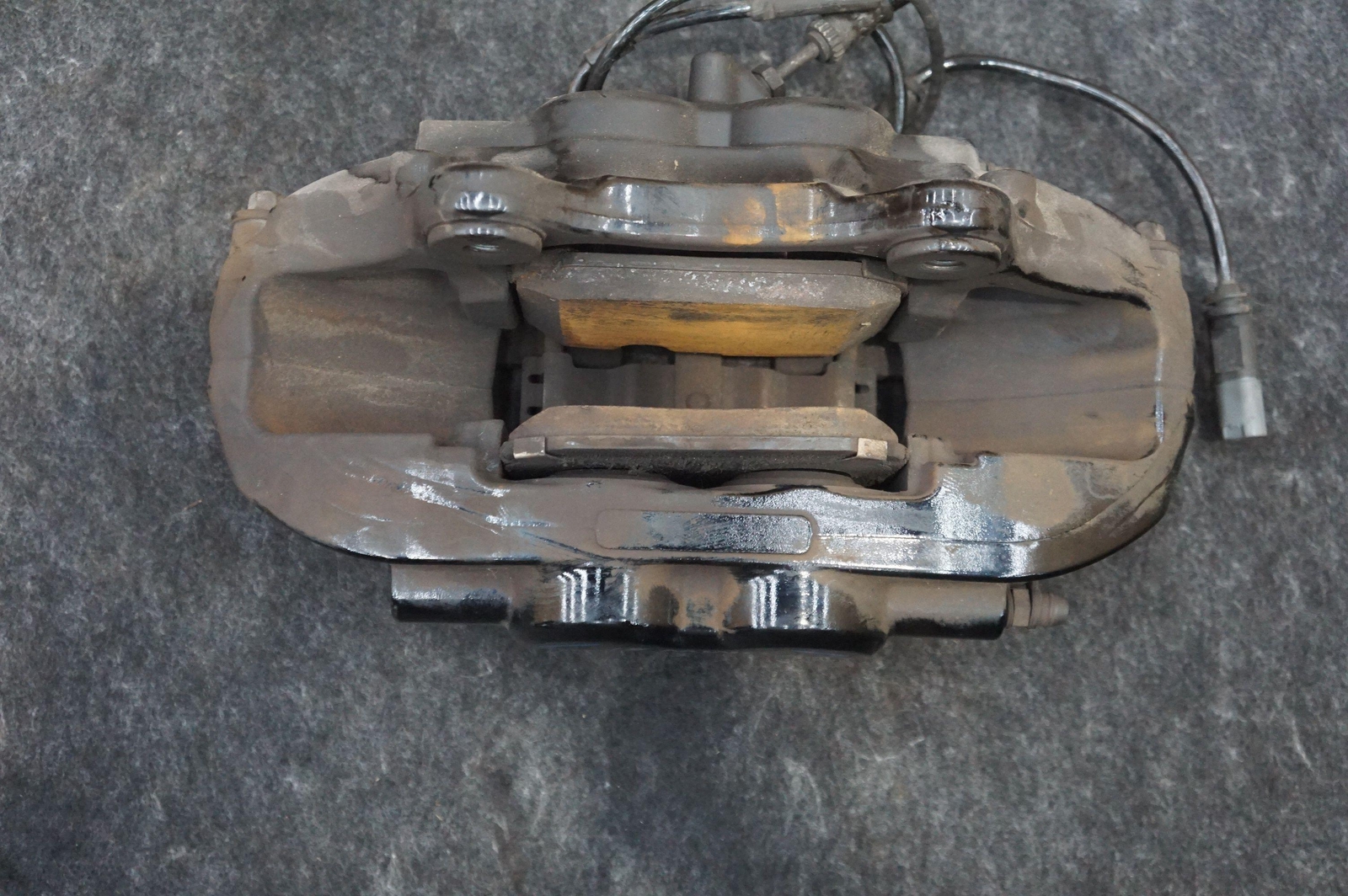 Front Left Brake Caliper & Bracket Black OEM 34116870627 Bmw I8 2014-2017 19-20