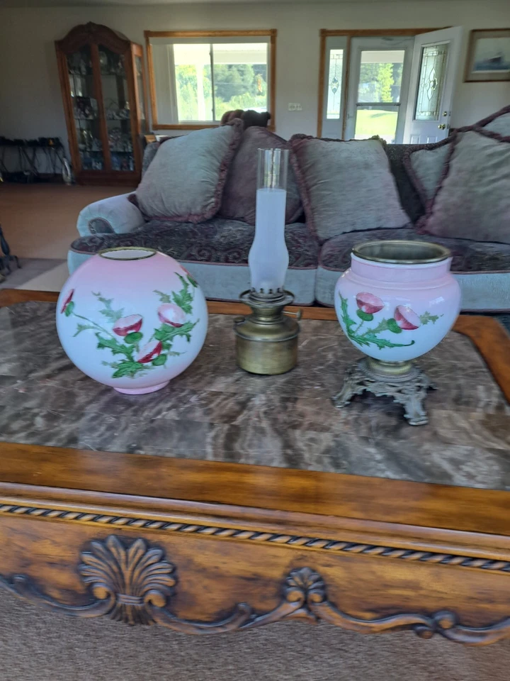 Lámpara de mesa de aceite de porcelana y latón Success antigua que el viento se llevó pintada a mano Foto 2 de 4