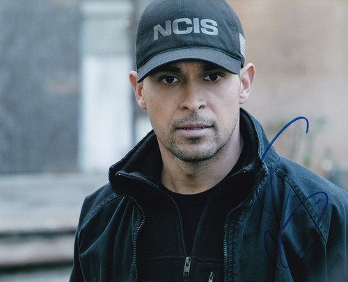 WILMER VALDERRAMA signed Autogramm 20x25cm NAVY NCIS in Person autograph ACOA