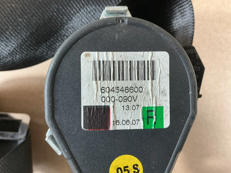 Cinturón de seguridad trasero derecho Volkswagen Golf R32 2006-2009 604548600 OEM Foto 4 de 4