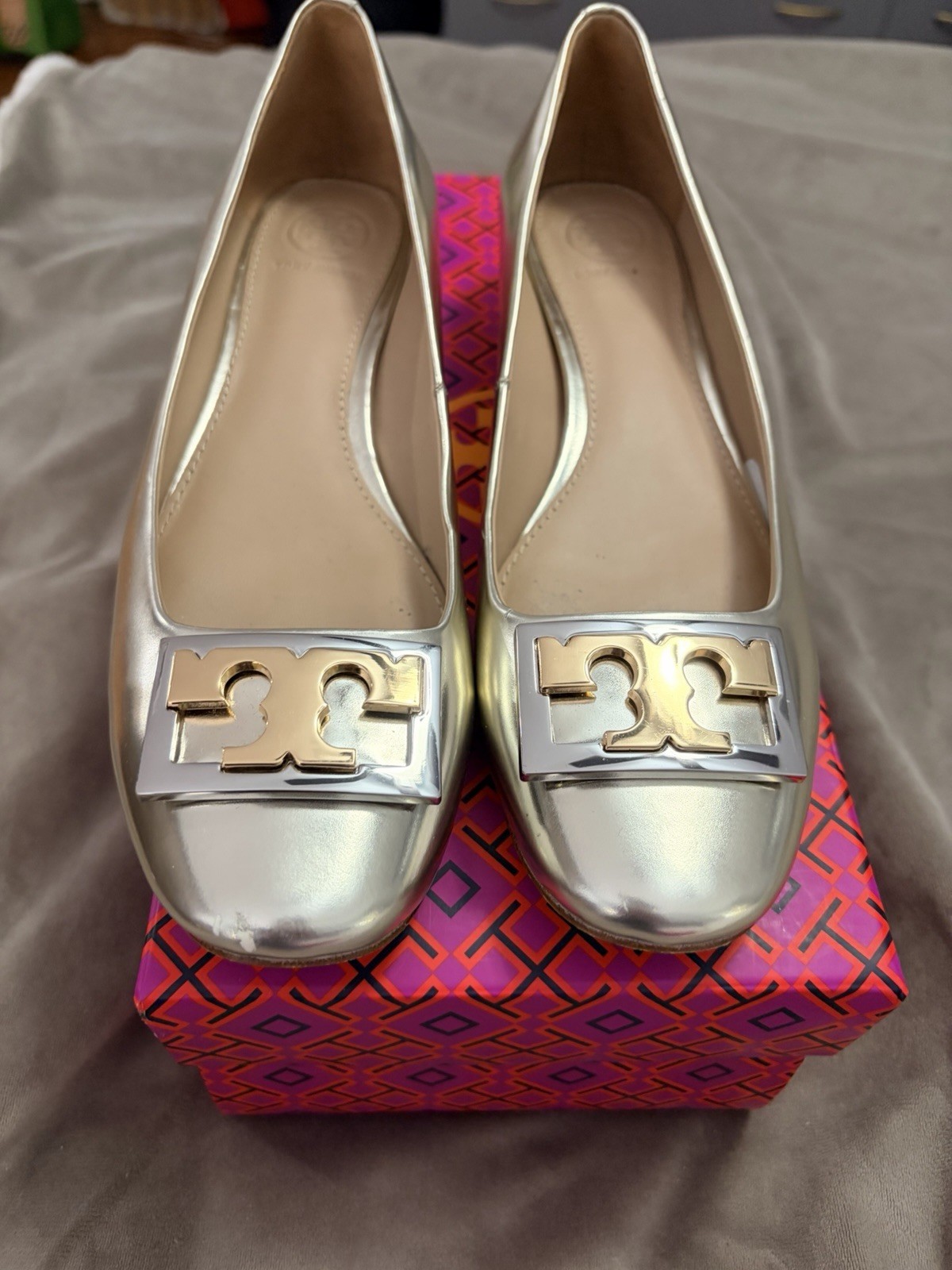 Tory Burch Gold Metallic Logo Silver Gold Size 6.5 M Preowned Good Condition thumbnail 2