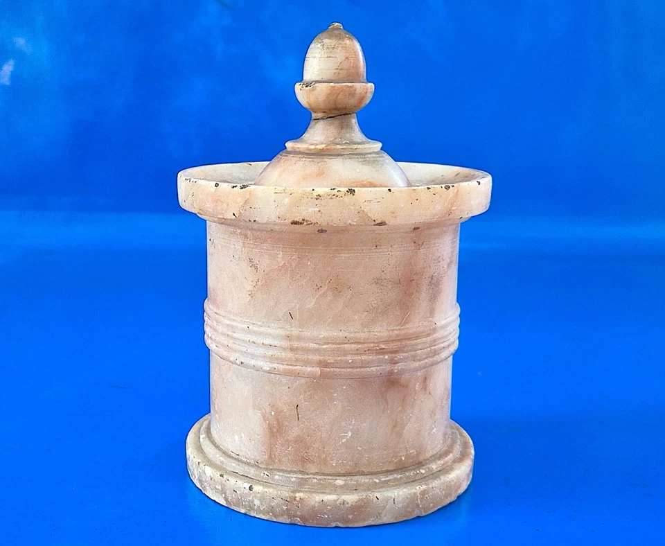 POT EN ALBÂTRE ROSE ANCIEN HAUTEUR 17 CM AVEC GLAND SUR LE COUVERCLE - Photo 2/4