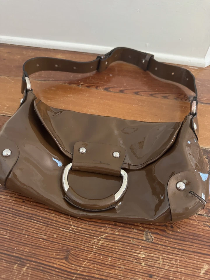 Bolso de hombro de charol marrón secuoya correa ajustable herrajes plateados para mujer Foto 2 de 4