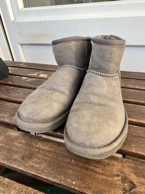UGG Classic Mini