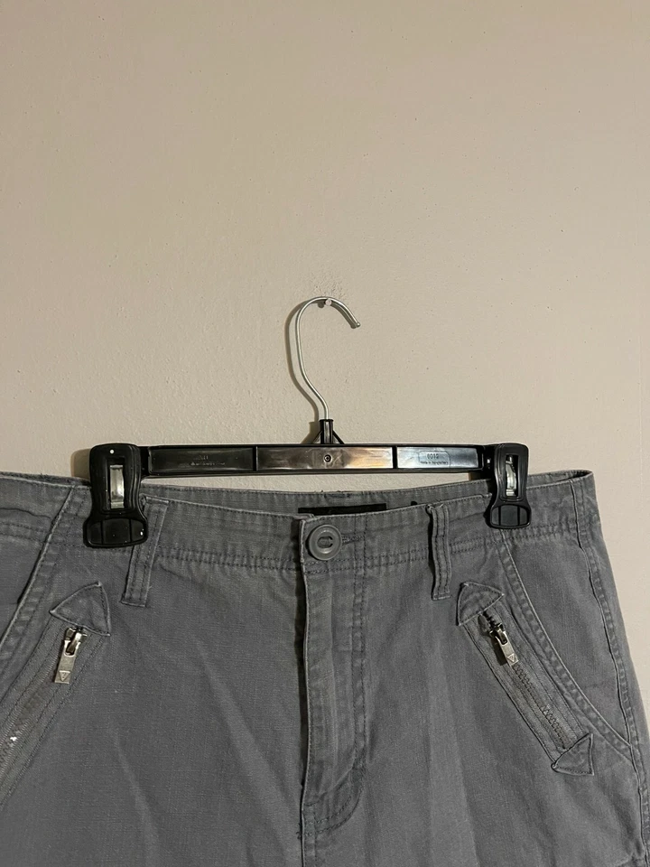 Pantalones Cortos Informales de Carga Guess Gris Claro Frontal Plano Algodón Bolsillos con Cremallera - Para Hombre 32 Foto 2 de 4