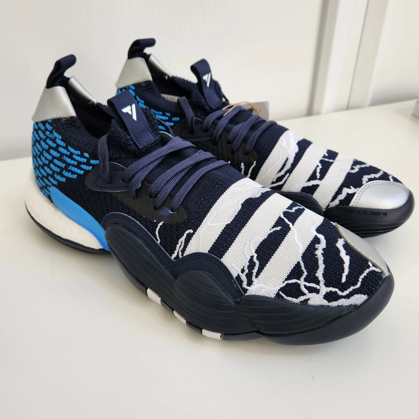 Scarpe da basket Adidas Trae Young 2.0 da uomo taglia 11 5 nuove con etichette