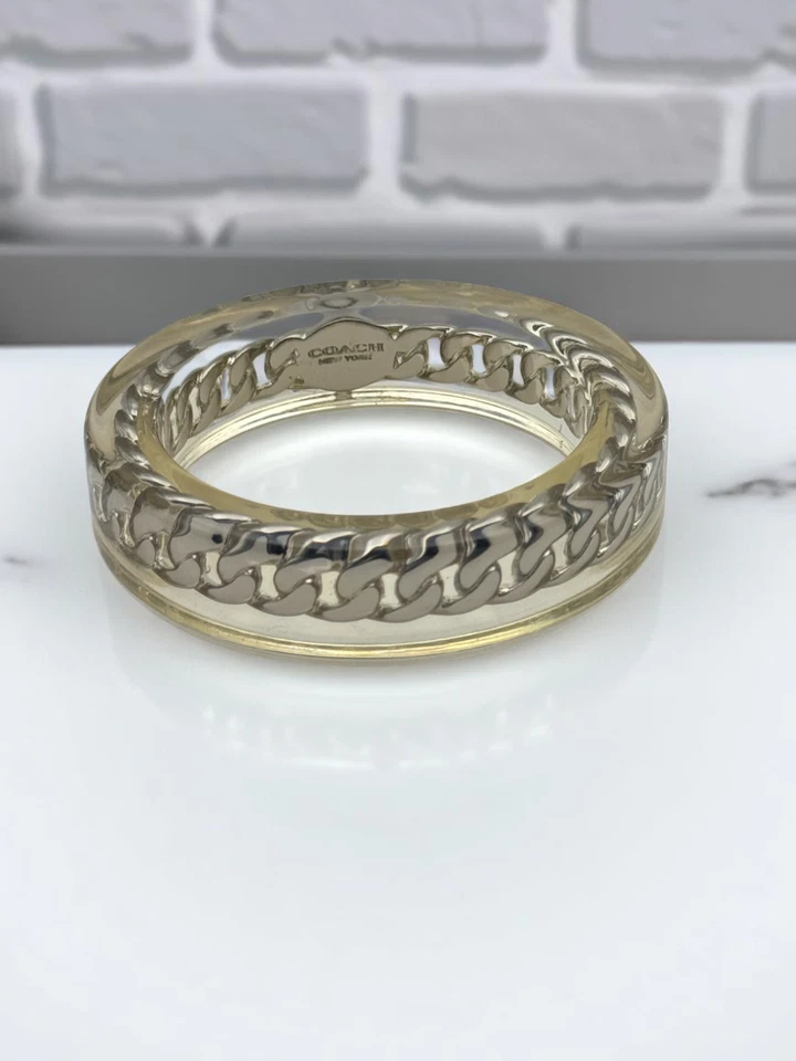 Brazalete Coach de resina transparente con cadena de metal plateado de 3/4 pulgadas Foto 2 de 2
