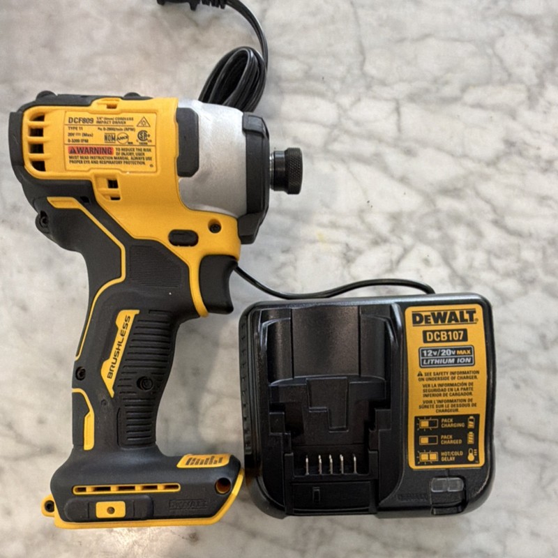 DEWALT DCF809 20V MAX Brushless 1/4 in Cordless Impact Driver w/ DCB107