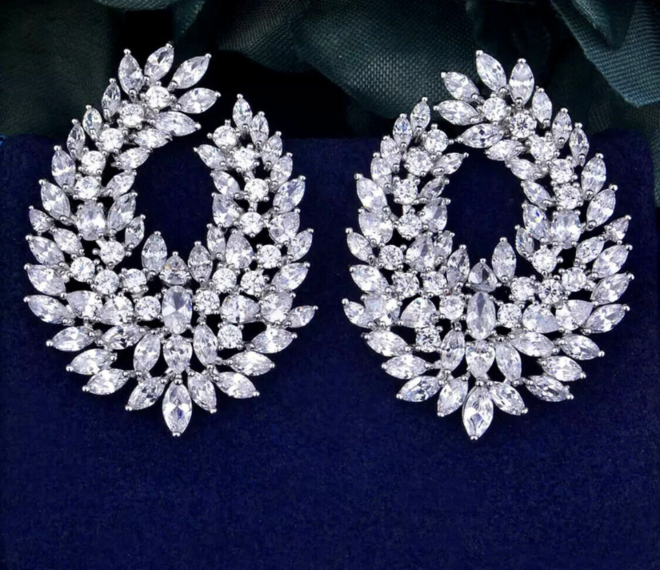 Pendientes rellenos de oro blanco de 18k hechos con piedra marquesa de cristal de Swarovski de diseñador Foto 2 de 4