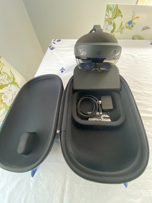 Microsoft HoloLens 2   MINT / PRISTINE   Original Accessories   Latest OS.