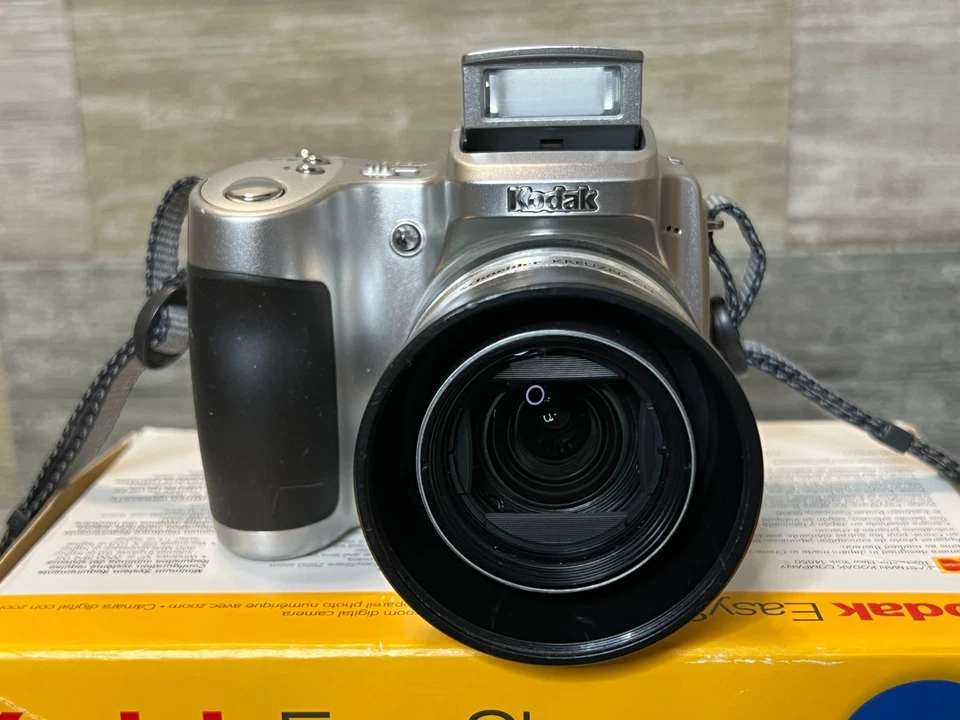 Kodak EasyShare Z650 Digital Camera 6.1 MP 10x Optical Zoom w/ SD Card & Cable - Image 4 of 4