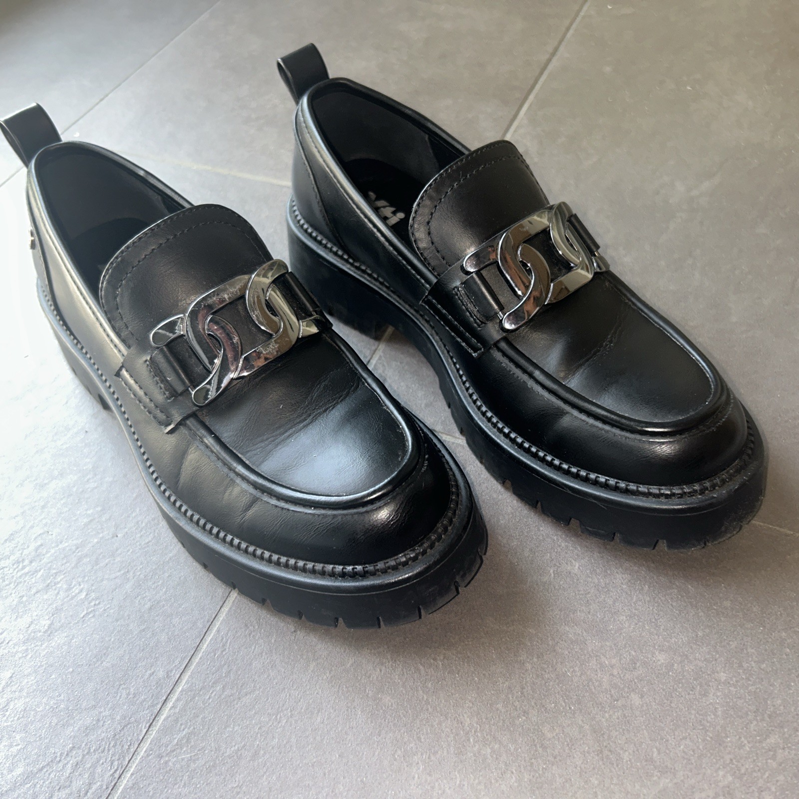 Scarpe in pelle nera da donna con fibbia 39