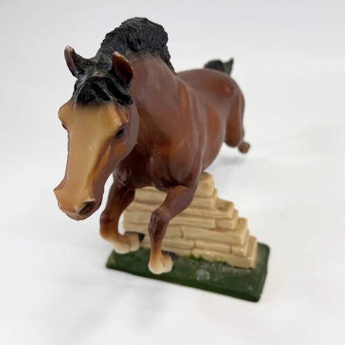 Breyer Traditional 1970 Bay Springpferd #300 mit Steinmauer dunkles Fell matt - Bild 2 von 6