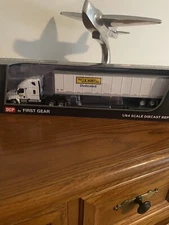 DCP by First Gear 1:64 J.B.Hunt DCS Freightliner Sleeper Cab. Tractor/Trailer.