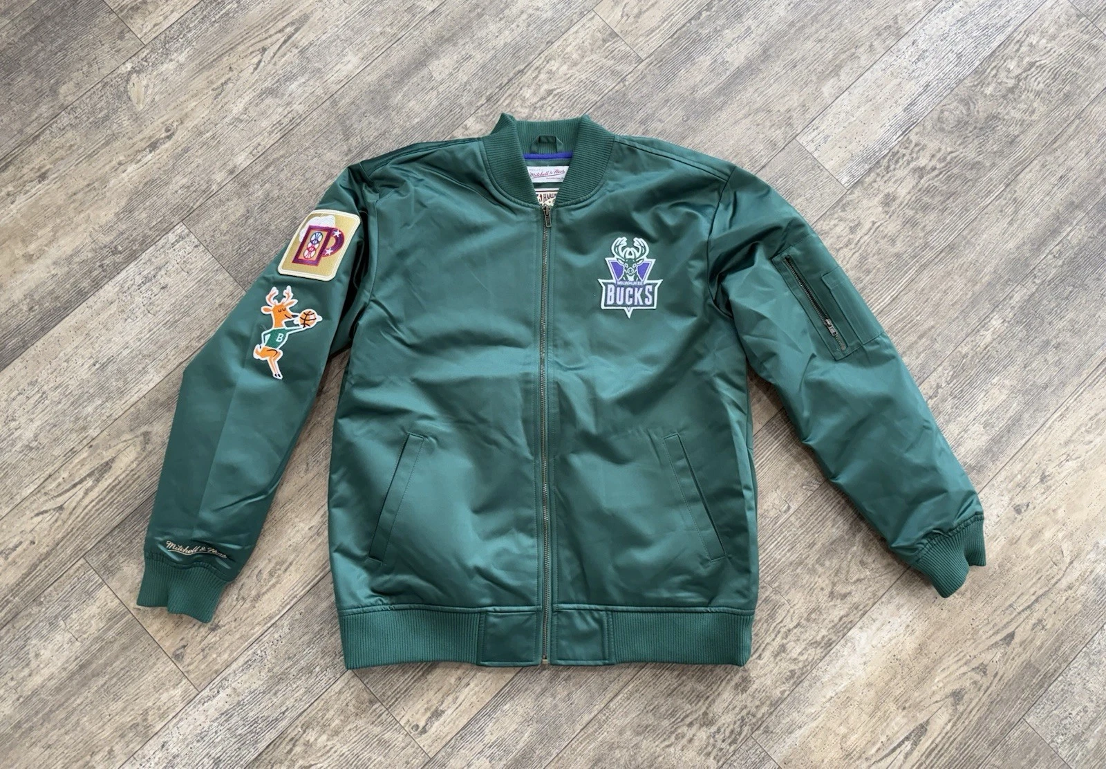 Milwaukee Bucks NBA Mitchell & Ness Zip Up Satin Style Jacket Men Size Medium - product detail image 1