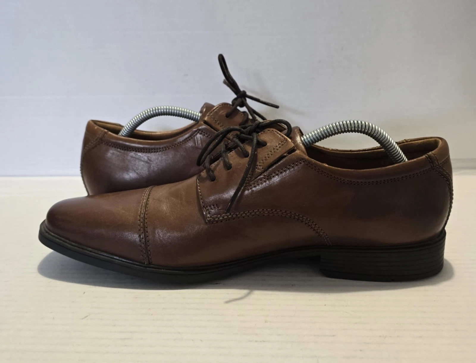 Nuova scarpa Clarks uomo Tilden Cap Oxford pelle marrone scuro taglia UK 9 G