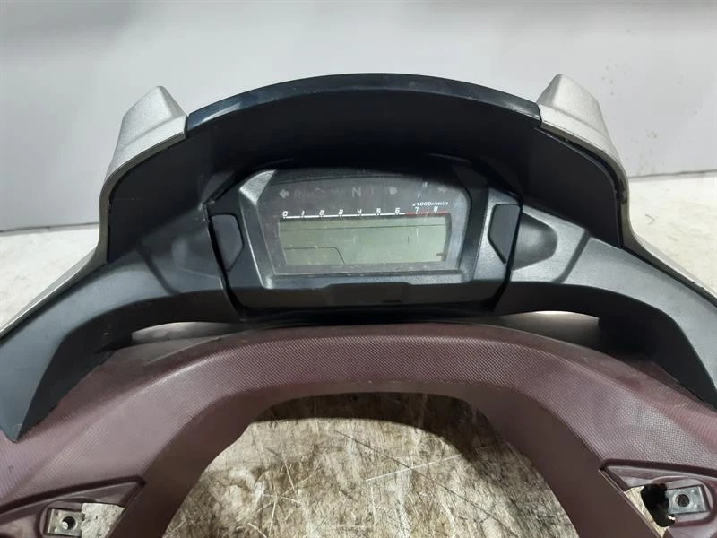 Cuadro de instrumentos, plásticos Honda Adv 2013 14163 millas - 12148043 Foto 2 de 4