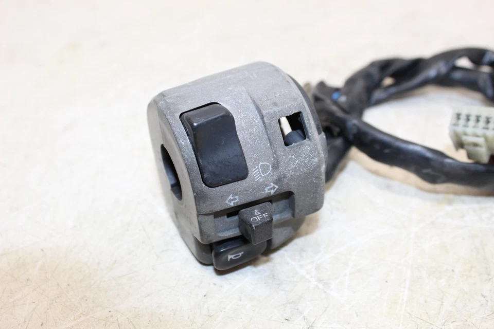 Interruptores de sinalização 2004 Yamaha Yzf R1 clipe esquerdo no cabo buzina - Imagem 3 de 4