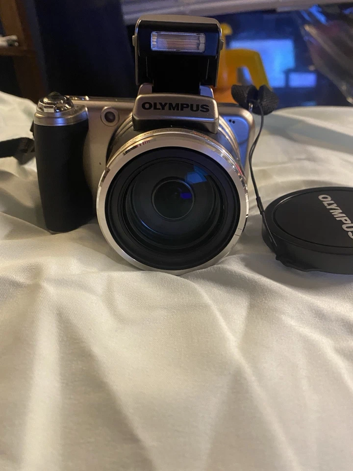 Cámara digital Olympus SP-800UZ plateada con zoom óptico de 14 MP 30X ancho con correa para el cuello Foto 2 de 2