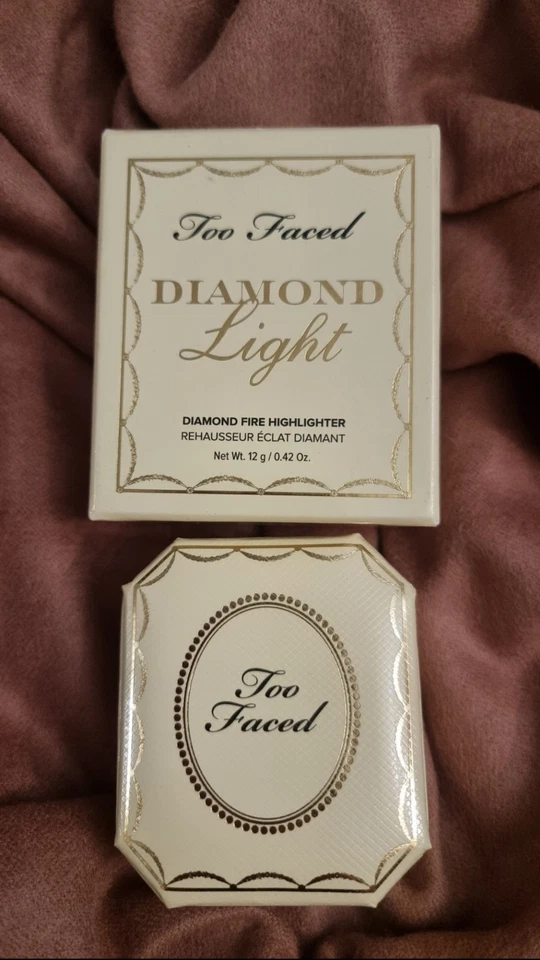 Too Faced Diamond Light Highlighter – Canary Diamond (limitierte Edition) - Bild 2 von 4