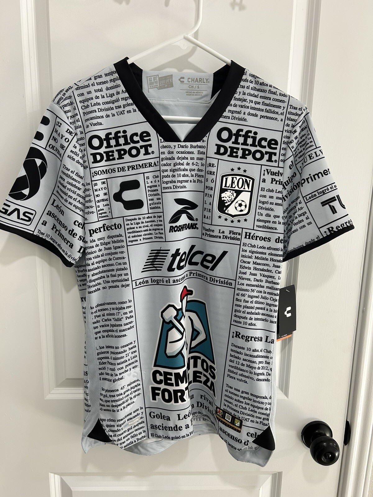 Club Leon Jersey  Charly, Size ( S ) New With Tags 🦁