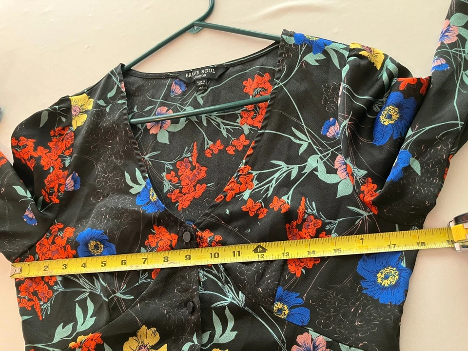 Vestido midi BRAVE SOUL cintura imperio negro floral talla mediana cuello en V calce y acampanado Foto 3 de 4