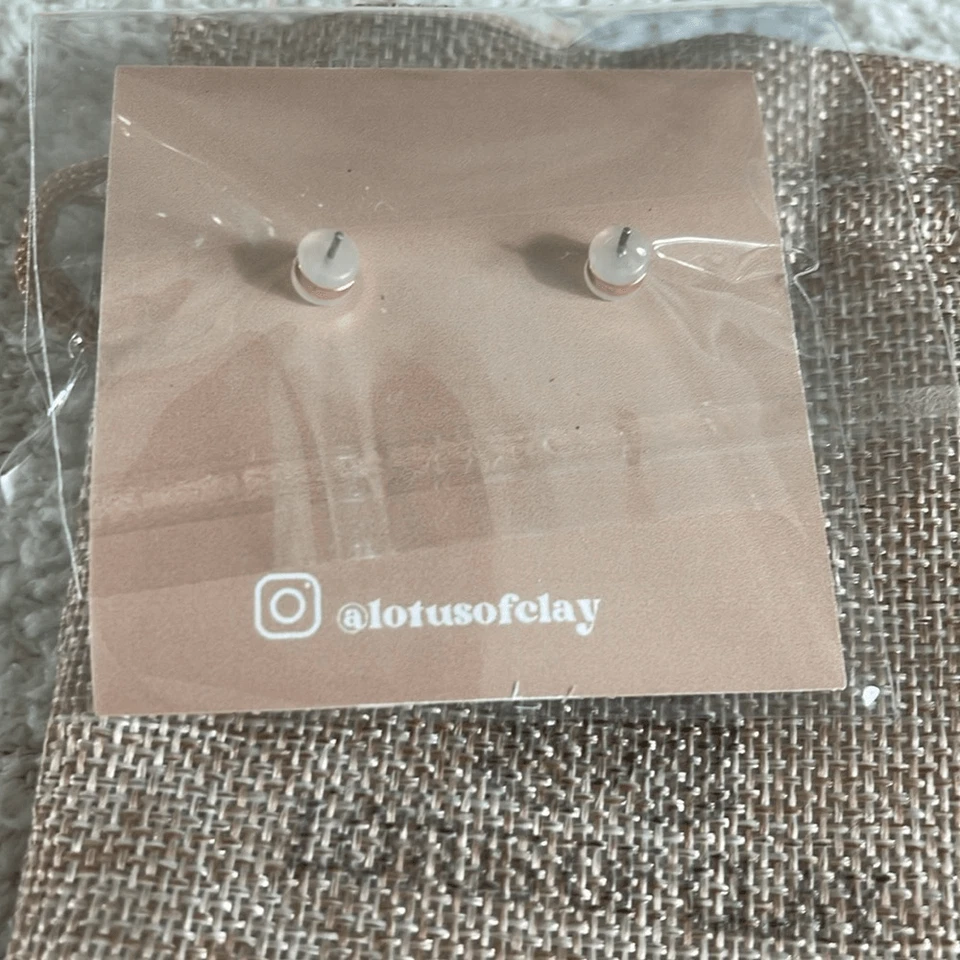 Pendientes Lotus Clay margarita tachuela trasera hechos a mano nuevos Foto 4 de 4
