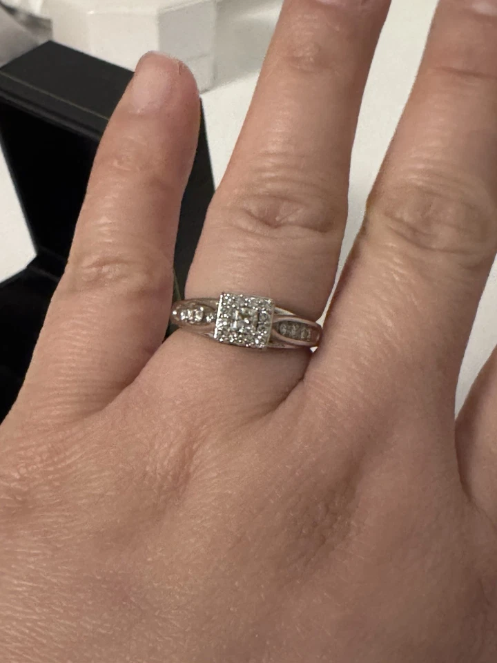 Anillo de diamantes de oro blanco de 10K Foto 2 de 3