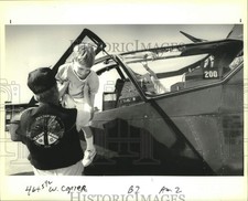 1990 Press Photo Pilot Paul Cotter helps son Mitchell from helicopter cockpit