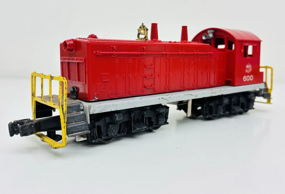 Lionel Postwar MKT NW-2 Diesel Switcher 600 Red w/ Yellow Rails Runs - Image 2 of 4