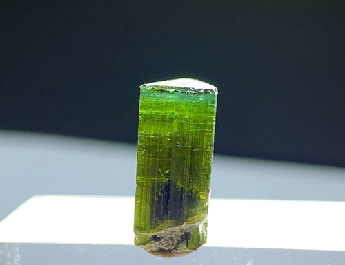 Cristallo di tormalina tappo verde vibrante alta qualità 8,50 carati dal Pakistan