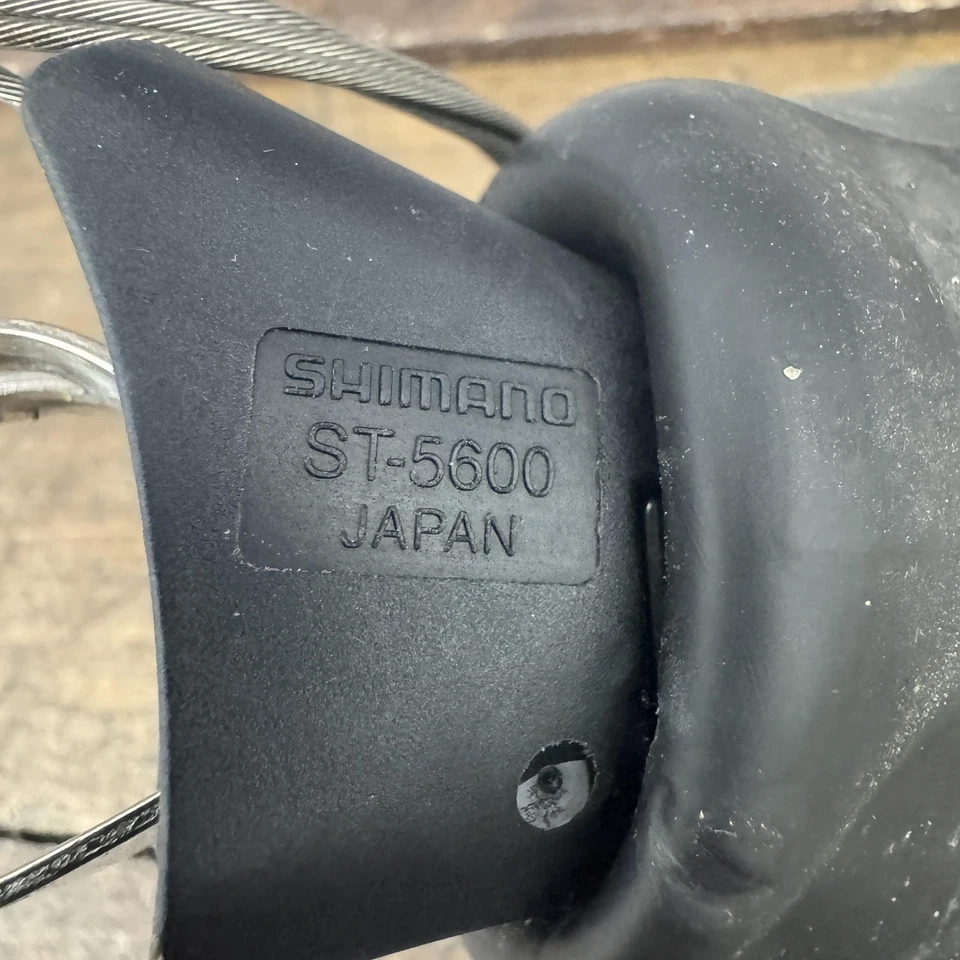Palanca de cambios trasera derecha Shimano 105 ST-5600 10 velocidades cubierta de vuelo STI capó de freno Foto 3 de 4