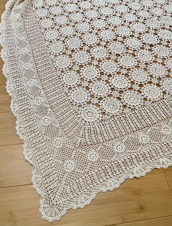 Mantel o cobertor vintage de encaje de ganchillo fino hecho a mano beige crema 95" x 84" Foto 3 de 4