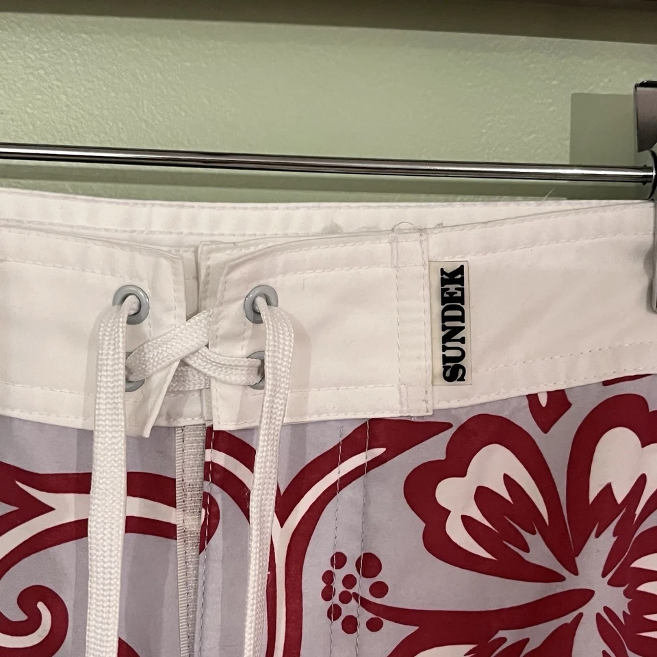 Sundek Men’s XS Gray White Red SK23 Floral Hibiscus Swim Trunks Board Shorts - Image 4 of 4