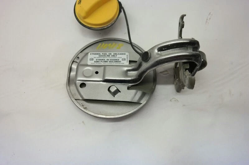 Ford Crown Victoria 2007-2011 puerta de llenado de combustible plateada  Foto 4 de 4