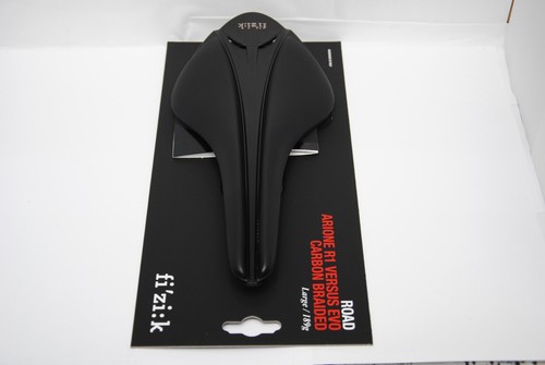 Sella Fizik Arione R1 Versus Evo Large Carbon Braided Nera - Foto 3 di 6