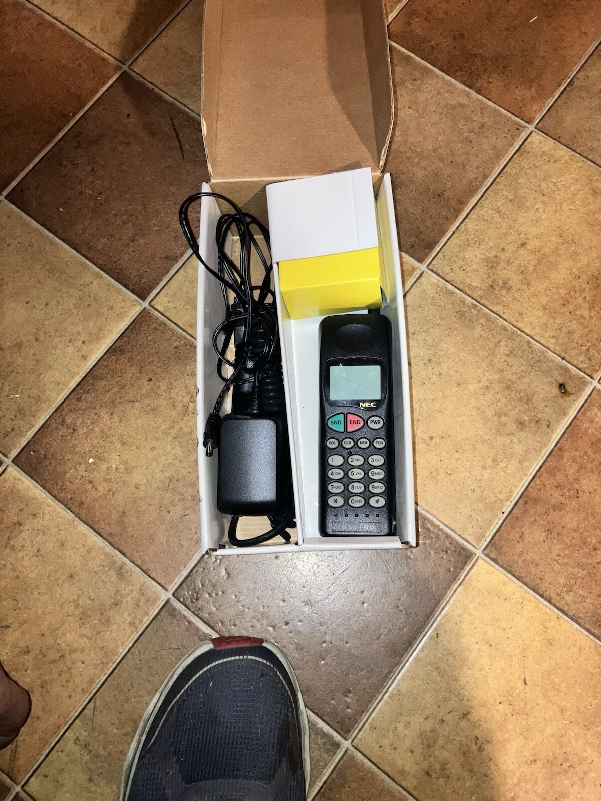 Vintage funktionierendes Nokia 100 persönliches Handy schwarz mit Box Ladegeräte und Dock