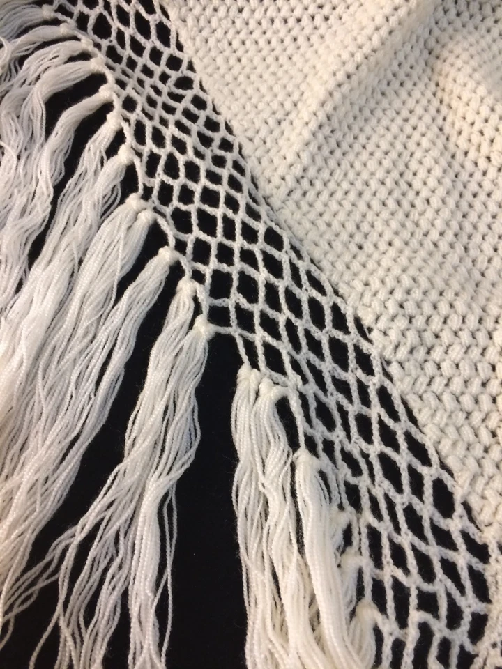 Châle en laine, au crochet fait main, blanc, à franges, années 70 Très bon état. - Photo 2/4