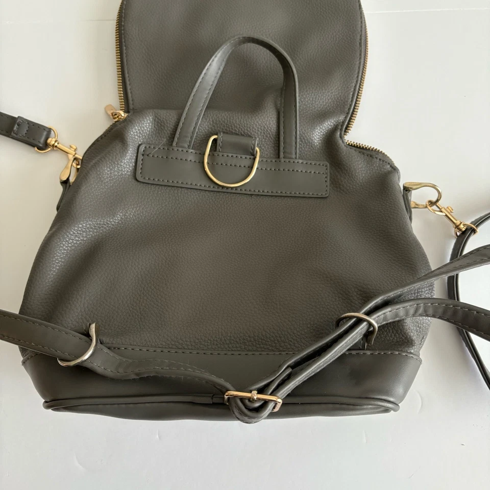 Bandolera Mochila Cartera Bolso de Mano Gris con Acentos Dorados y Correas Ajustables, 9.5"h Foto 4 de 4