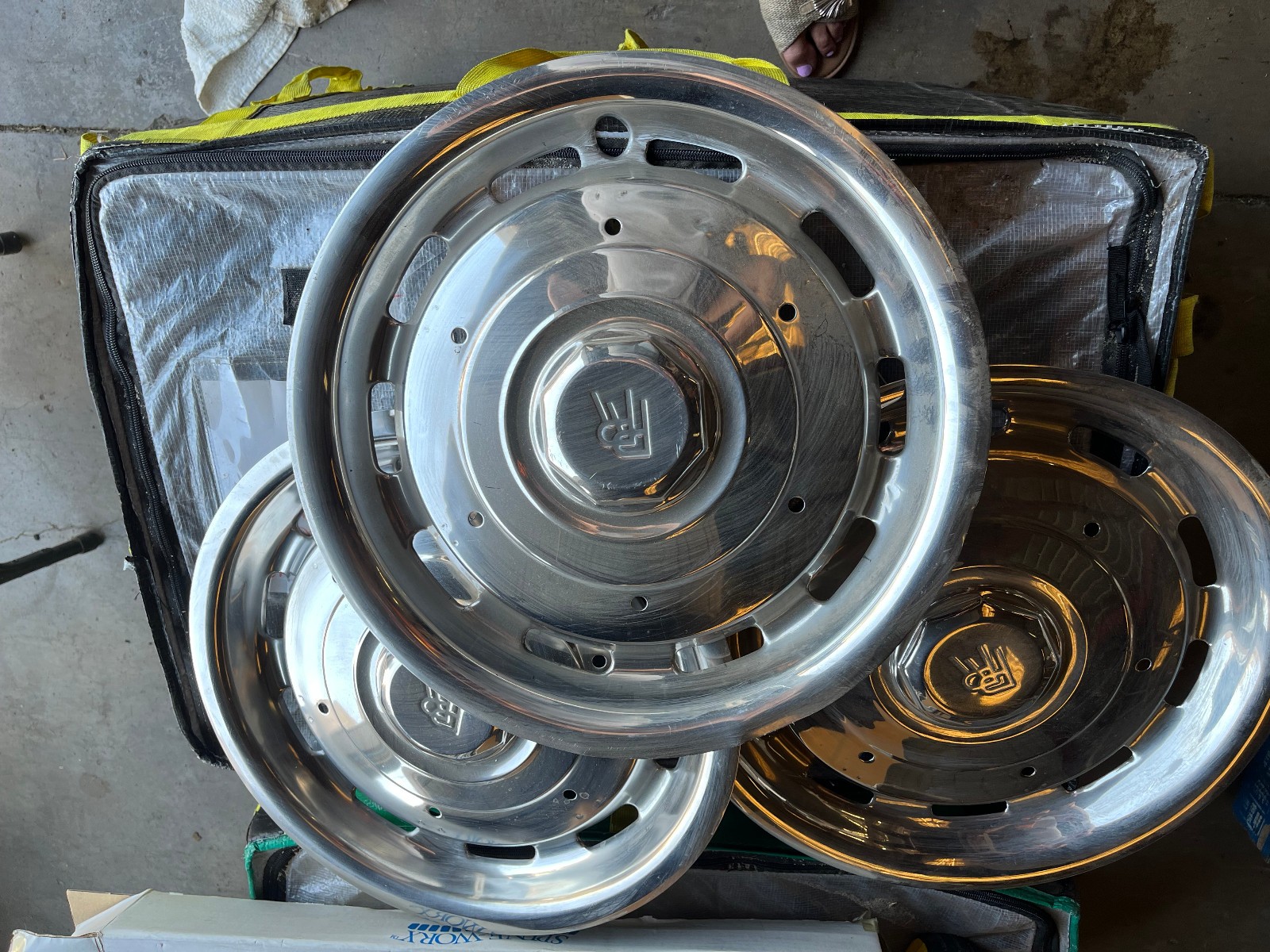 ROLLS ROYCE SILVER SHADOR 53-69 HUBCAPS