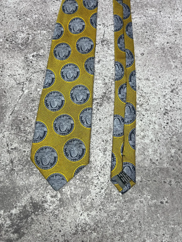 Corbata de seda vintage Gianni Versace años 90 Medusa gris dorado Italia Foto 2 de 4