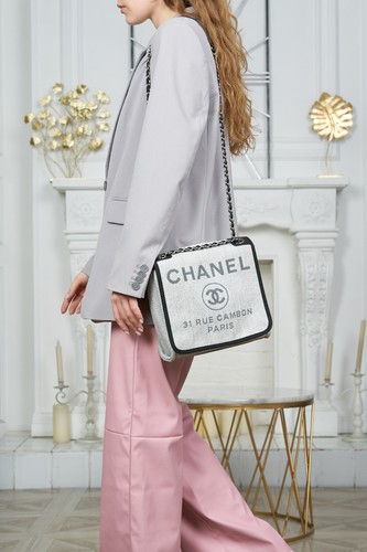 VERIFIED Authentic CHANEL Gray Raffia Small Deauville Messenger Bag - 第 6/23 張圖片