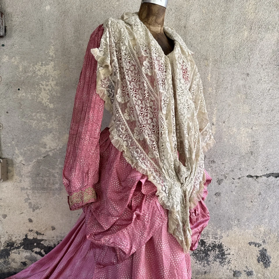 Antiguo Vestido Victoriano Rosa Estampado de Lunares de Seda Vestido Lateral Encaje Años 1880 De Colección Foto 2 de 4