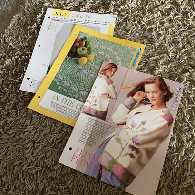 ZWEI VINTAGE KREATIVE NADELN STRICK- & HÄKELANLEITUNGEN ALPENBLUMEN IM R
